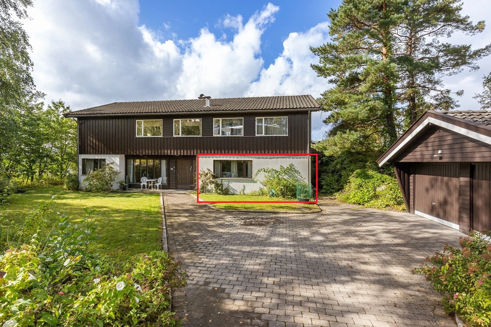 Leiligheten ligger på bakkeplan i delen av huset som er markert med rødt.